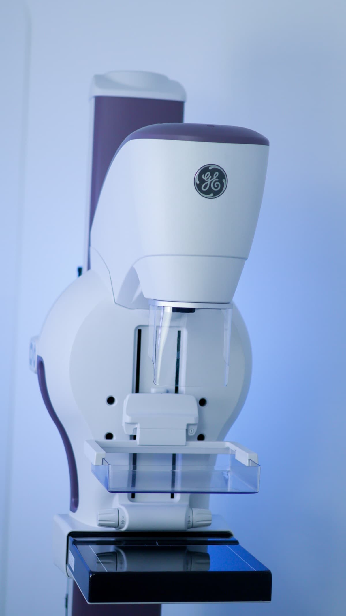 Mammography unit with its compression plate and detector platform